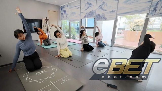 “瑜”悦身心“伽”倍美丽——驻马店市中心医院开展公益瑜伽系列活动(图1)