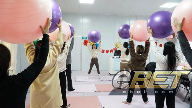 eBET瑜伽-商城县人民医院产科孕妇学校举办“三八”妇女节孕妇瑜伽首课科学孕育更(图1)
