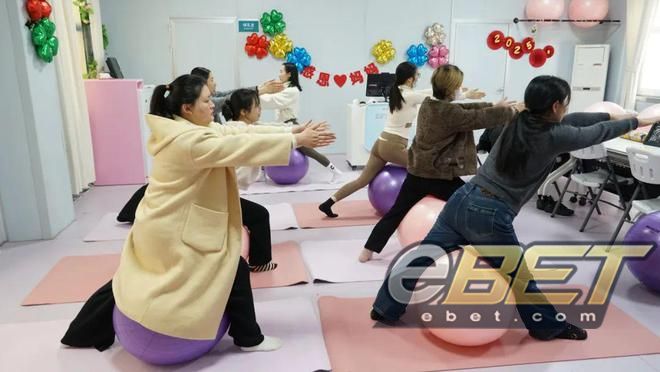 eBET瑜伽-商城县人民医院产科孕妇学校举办“三八”妇女节孕妇瑜伽首课科学孕育更(图4)